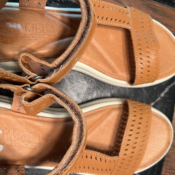 NWOT. Comfy comfy sandals with a wedge heel - Picture 4 of 5